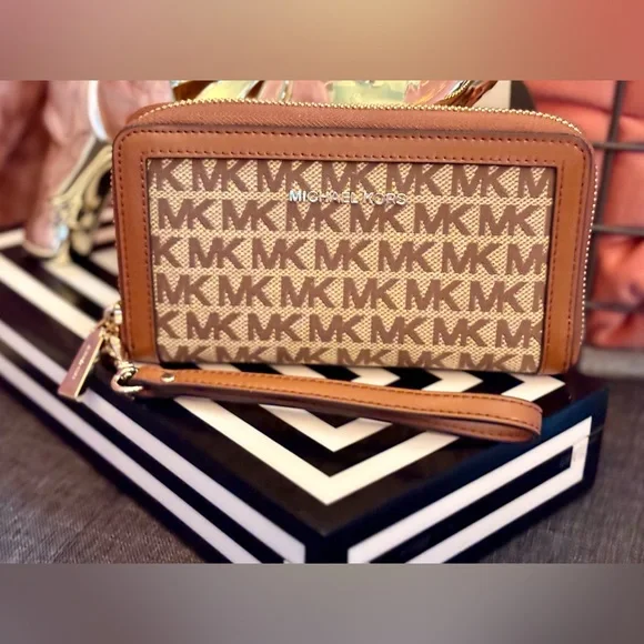 Michael Kors Jet Set Signature Logo Smartphone Wristlet Wallet - Picture 2 of 13